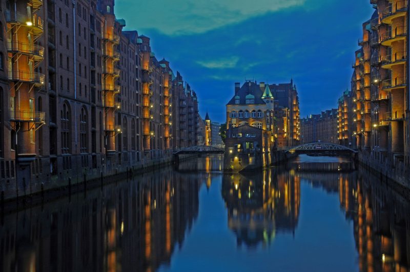 Beleuchtete Häuserfassade in den Abendstunden