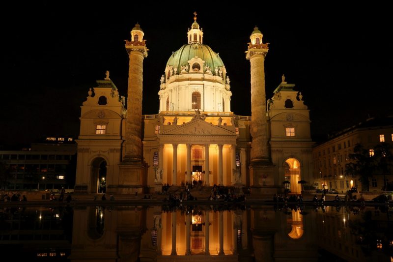 beleuchtete Karlskirche bei Nacht