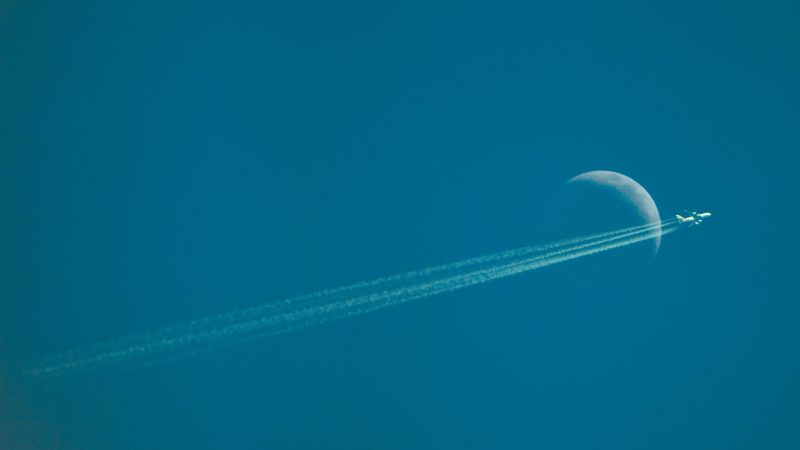 Flugzeug fliegt direkt vor dem Mond