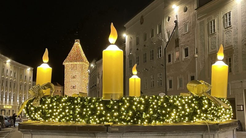beleuchteter Adventkranz vor dem Ledererturm in Wels